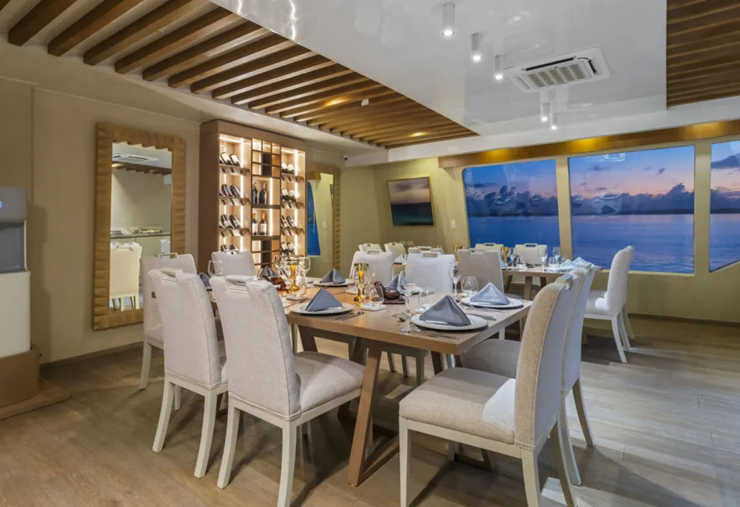dining endemic cruise